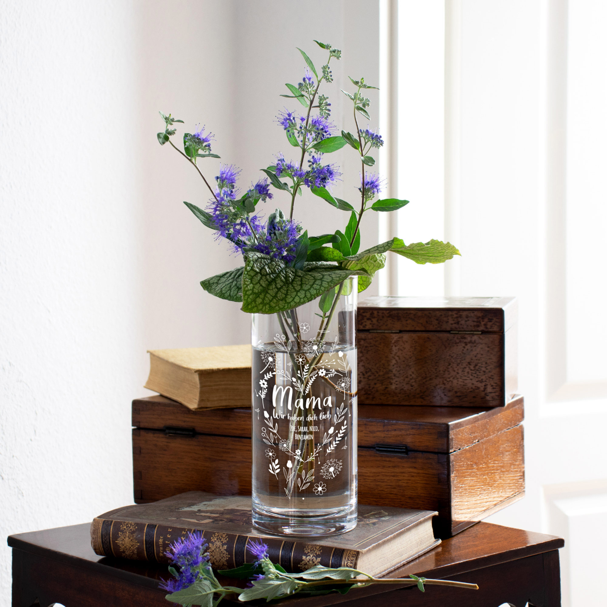 Runde Vase mit Gravur - Blumenherz für Mama