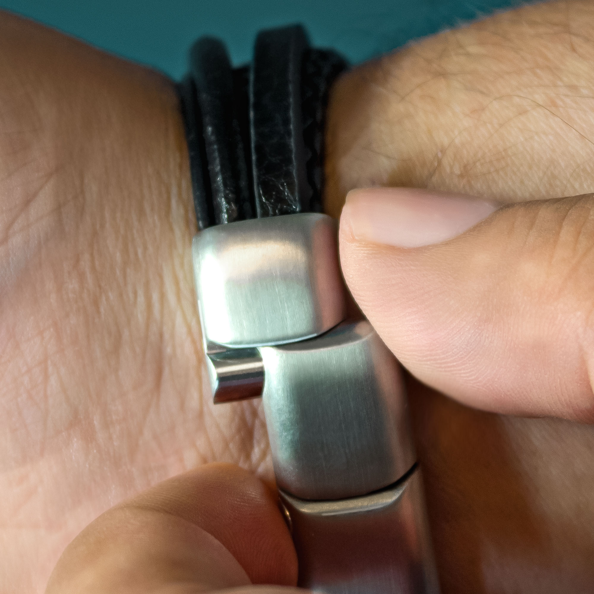 Geflochtenes Lederarmband mit Beads Silber - Herren Armband Geflochtenes Lederarmband mit Beads Silber - Herren Armband