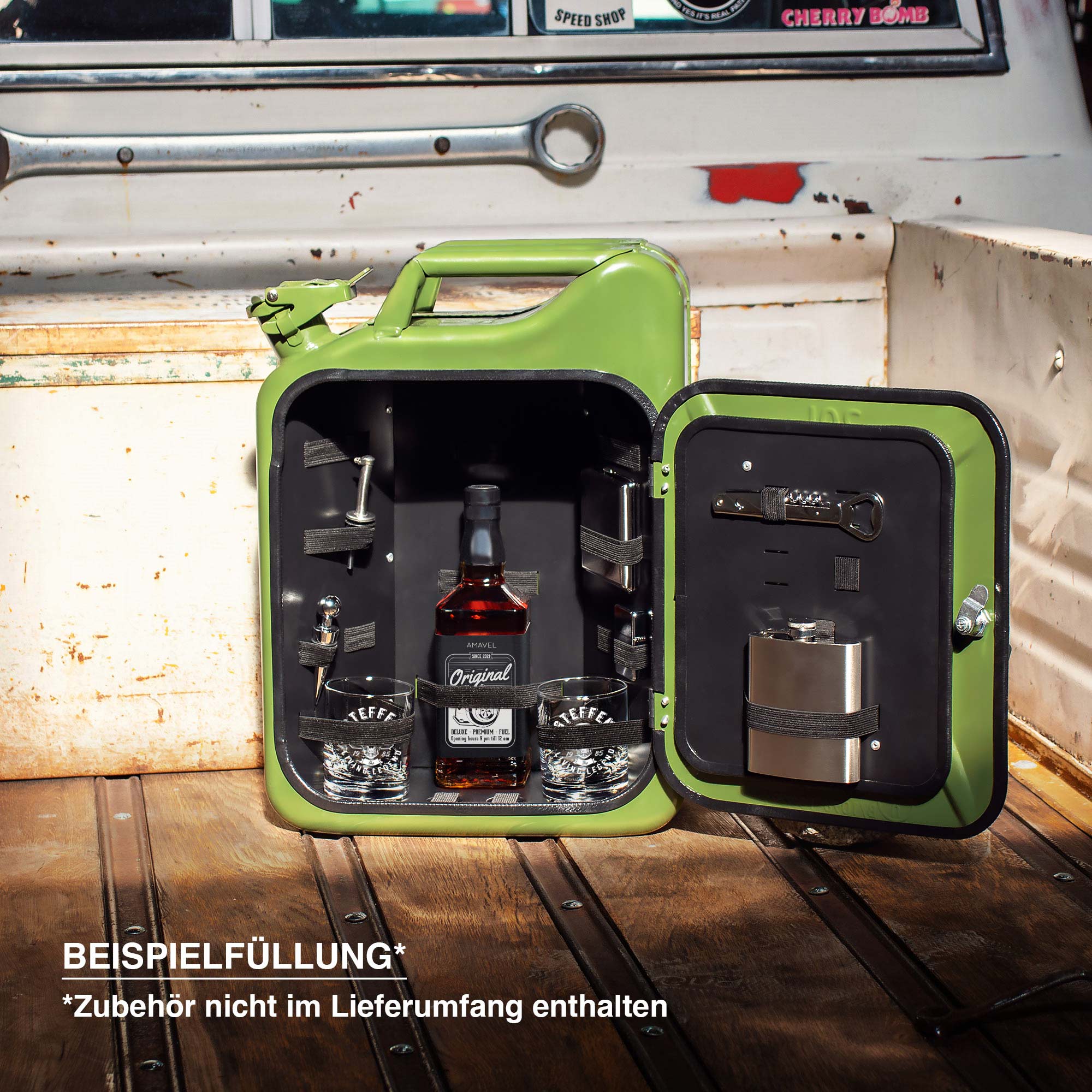 Grüne Kanisterbar mit 2 Whiskygläsern mit Gravur - Totenkopf
