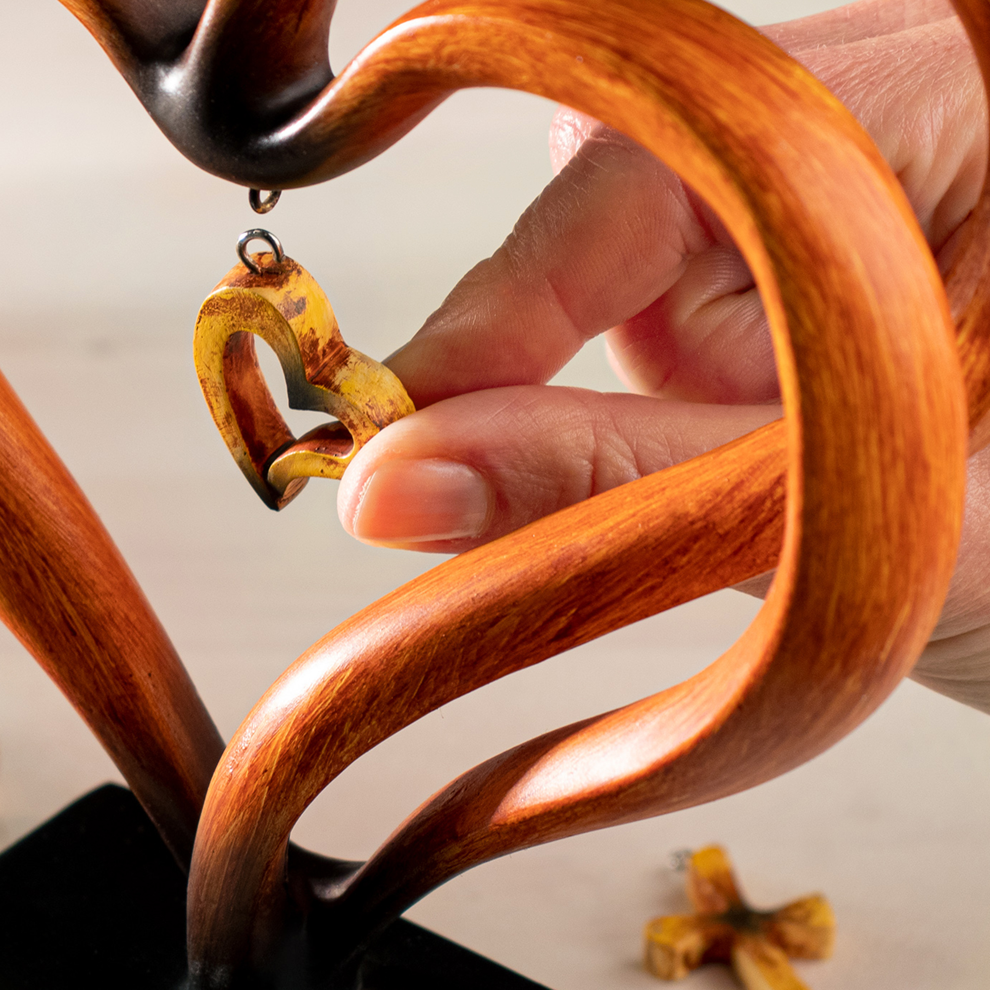 Designer Holzskulptur - stilvolles Deko Herz mit Anhängern
