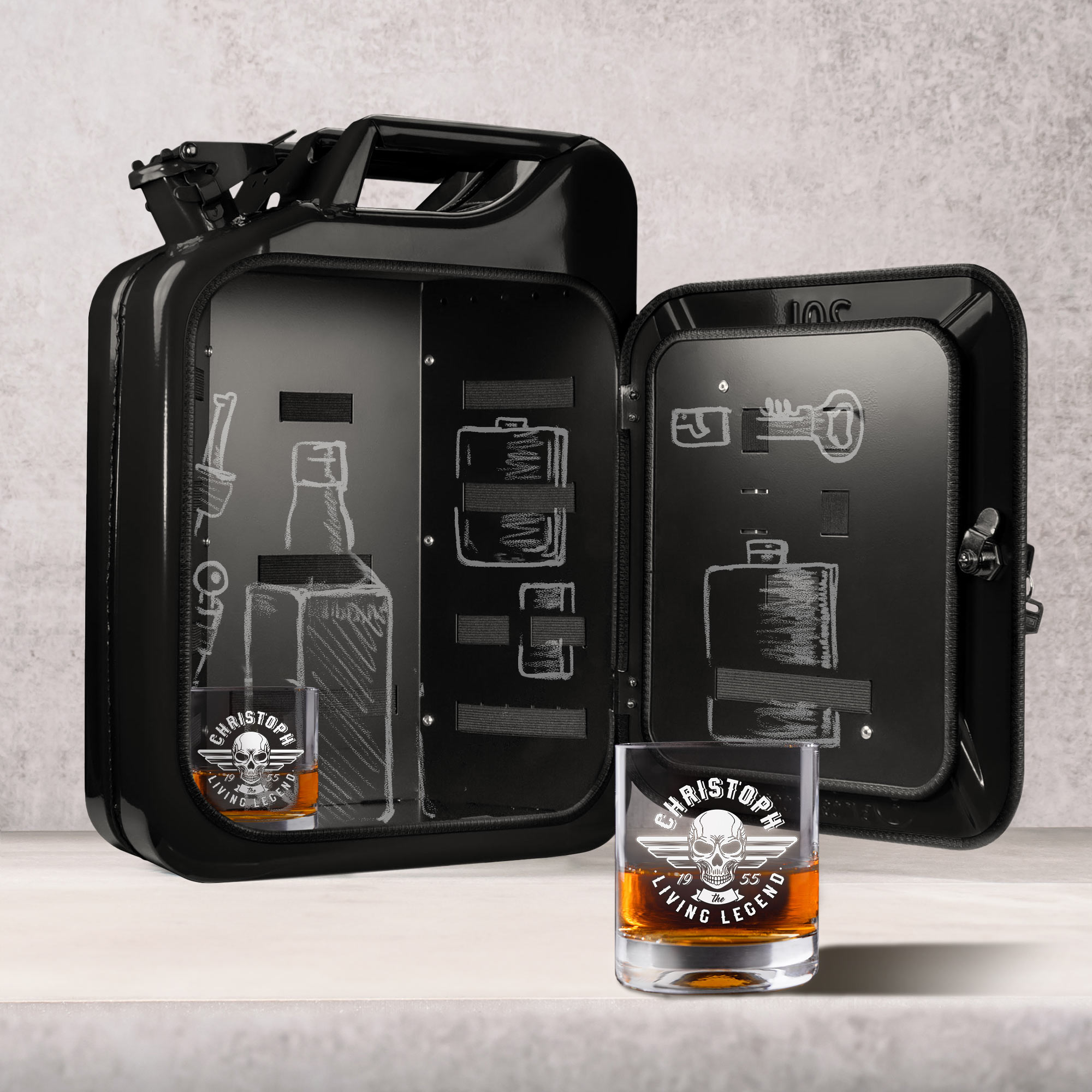 Schwarze Kanisterbar mit 2 Whiskygläsern mit Gravur - Totenkopf