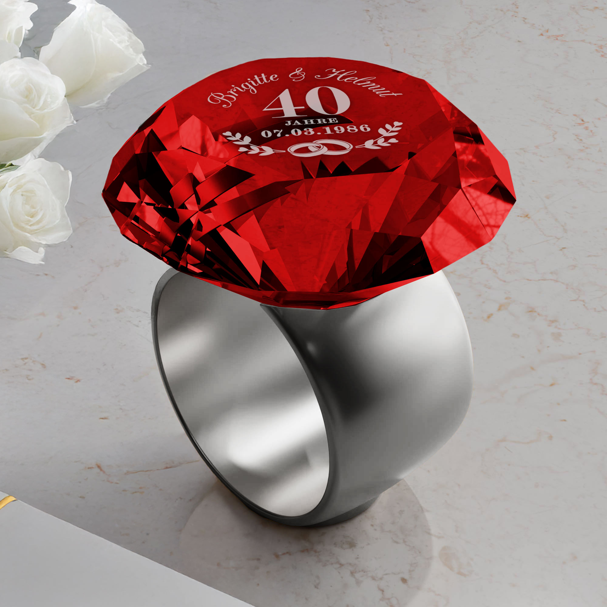 Diamant Kristall Rot mit Gravur zur Rubinhochzeit und Ring Displayständer Silber