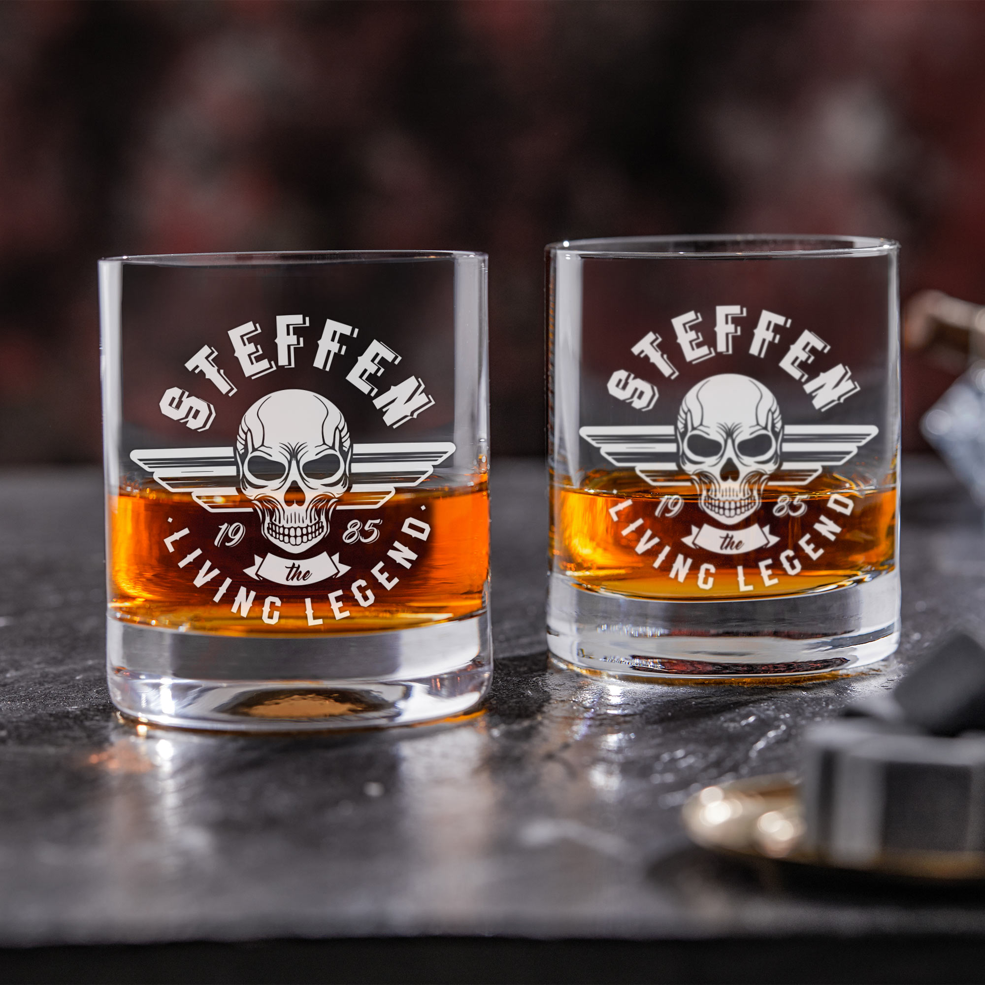 Schwarze Kanisterbar mit 2 Whiskygläsern mit Gravur - Totenkopf