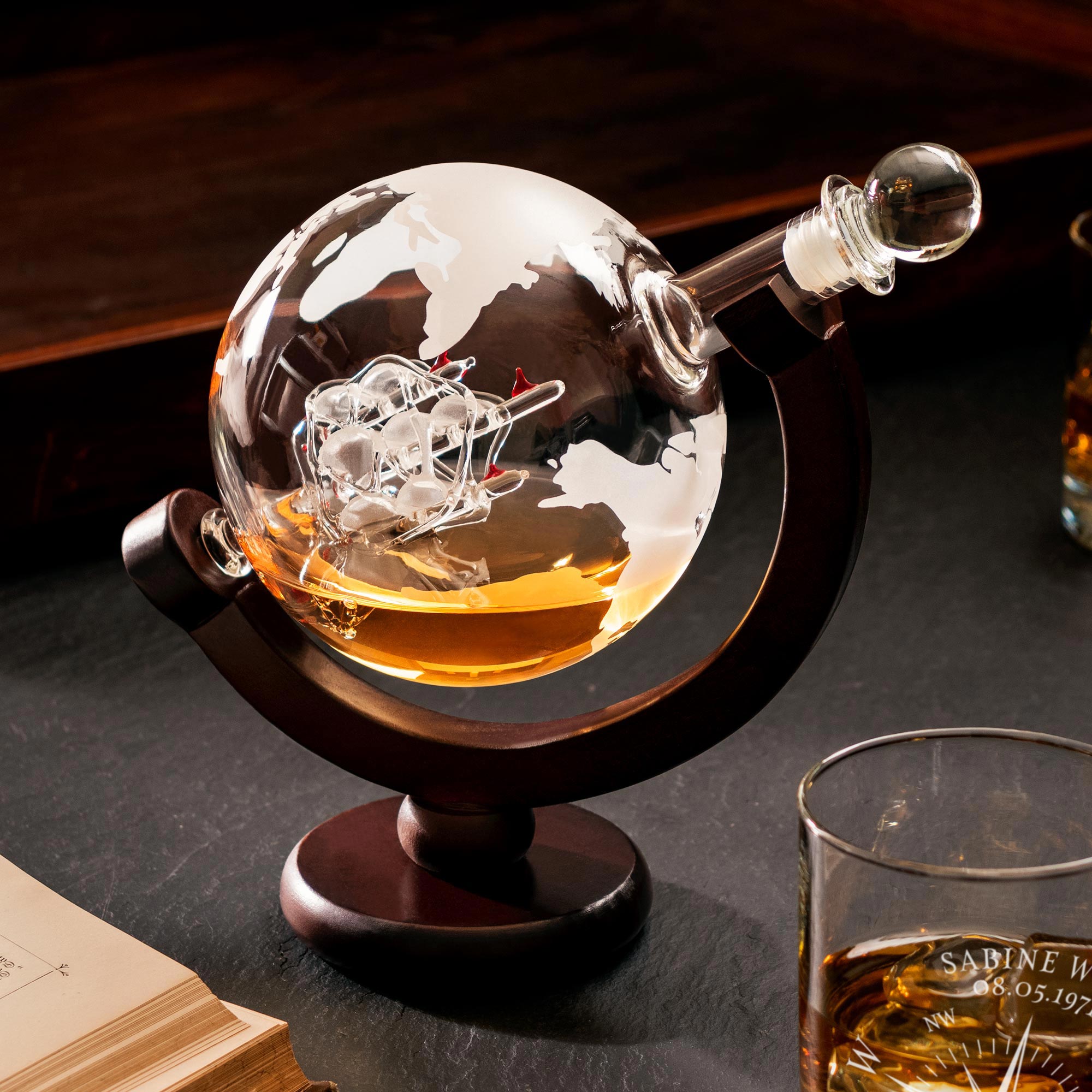 Set mit Globus Karaffe und 2 Whiskygläsern - Kompass Gravur