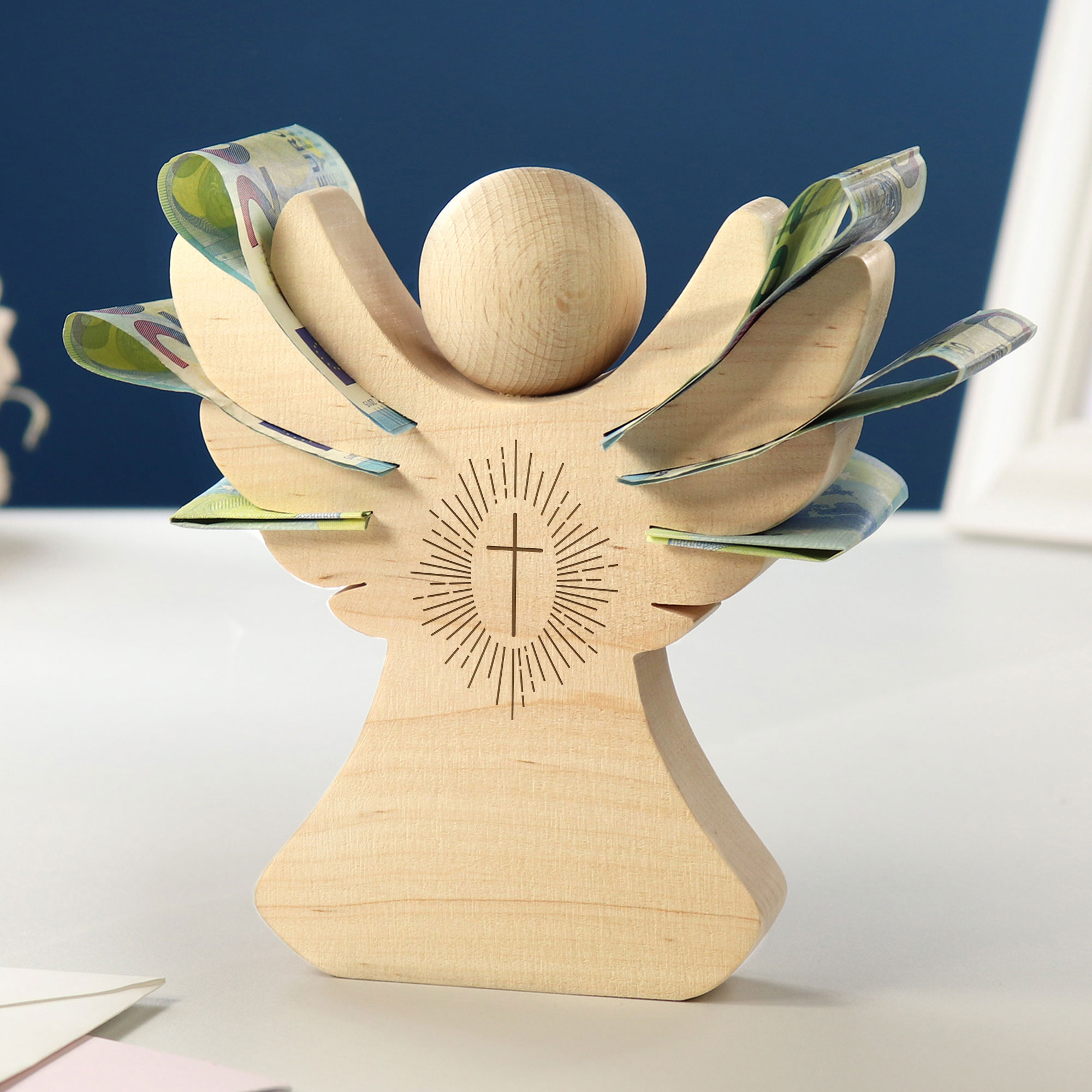 Holzengel mit Gravur - Kreuz