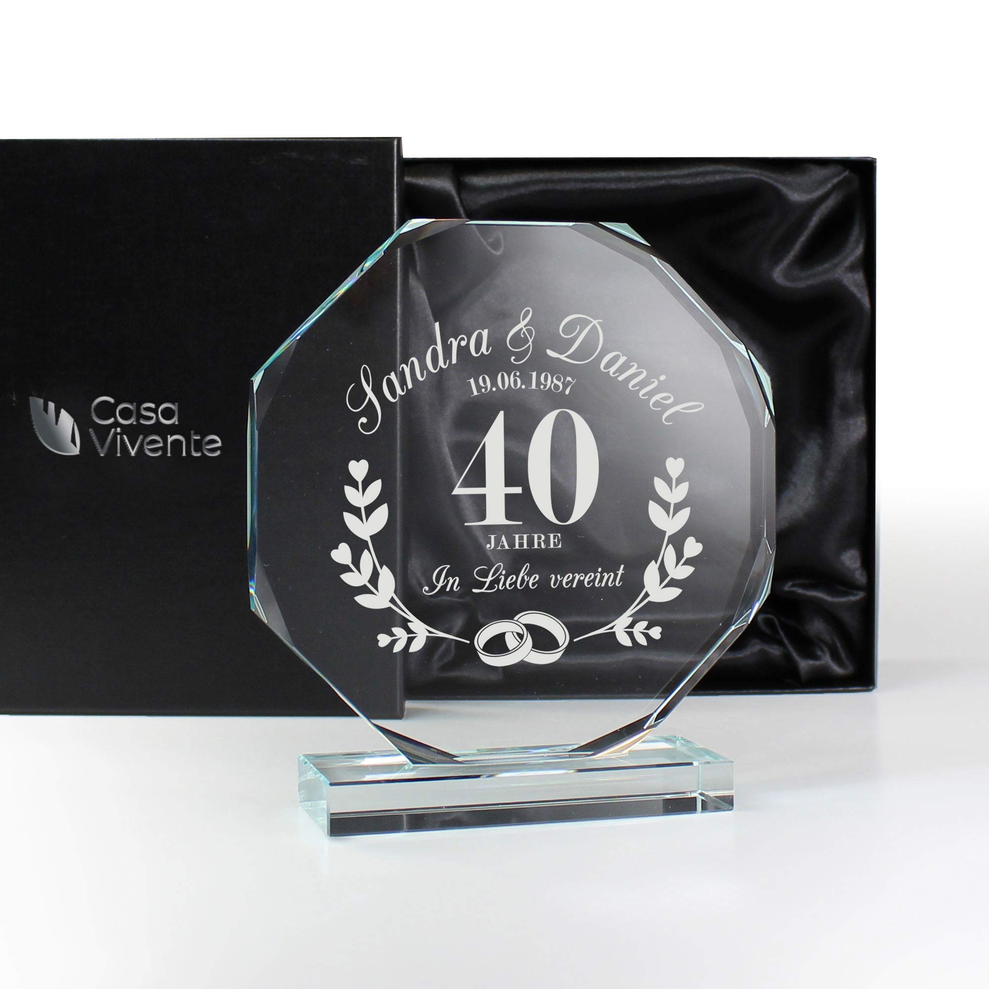 Personalisierter Glaspokal mit Facettenschliff zur Rubinhochzeit - 40 Jahre Personalisierter Glaspokal mit Facettenschliff zur Rubinhochzeit - 40 Jahre