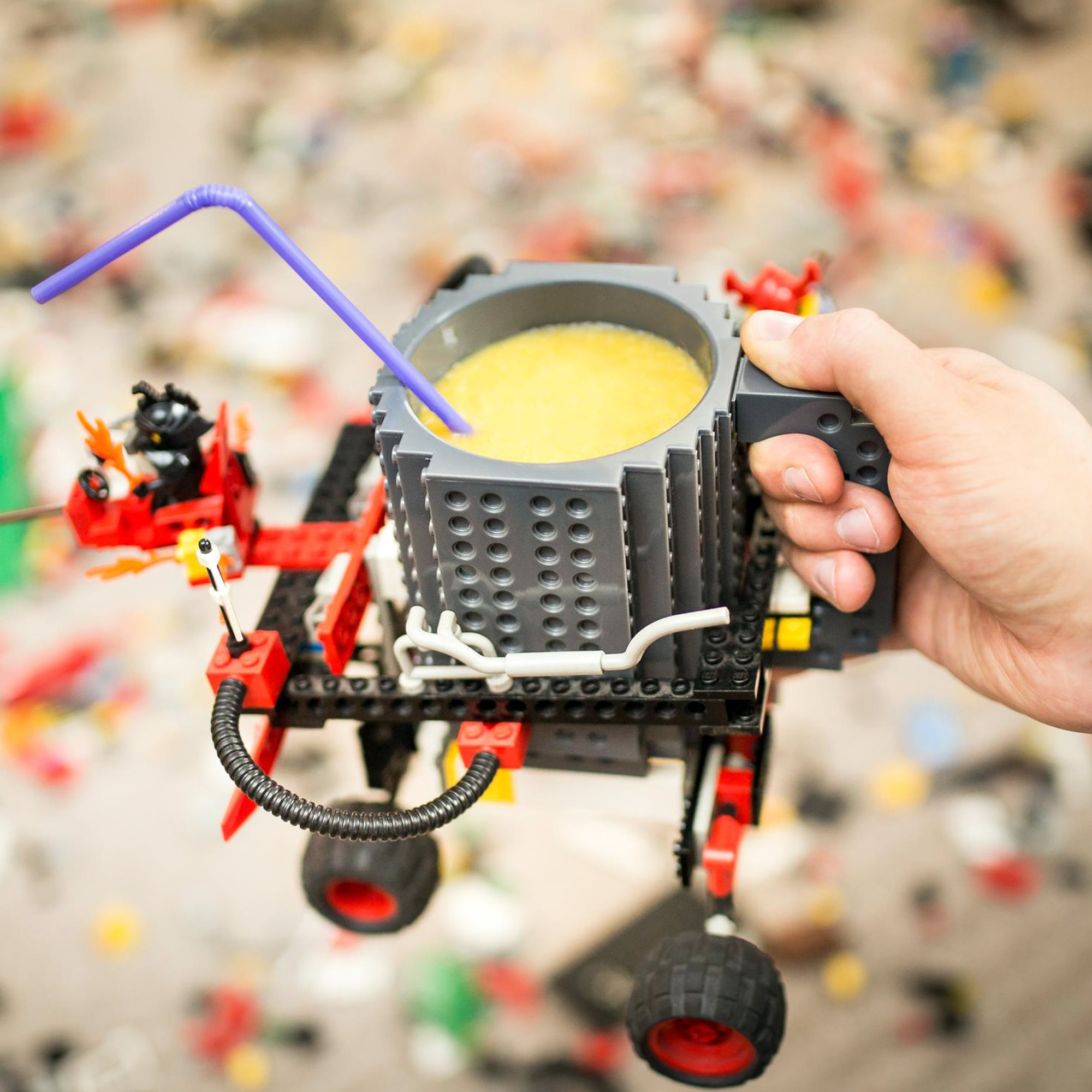 Klemmbaustein-Becher – Trinkbecher mit Noppen für Bausteine Klemmbaustein-Becher – Trinkbecher mit Noppen für Bausteine