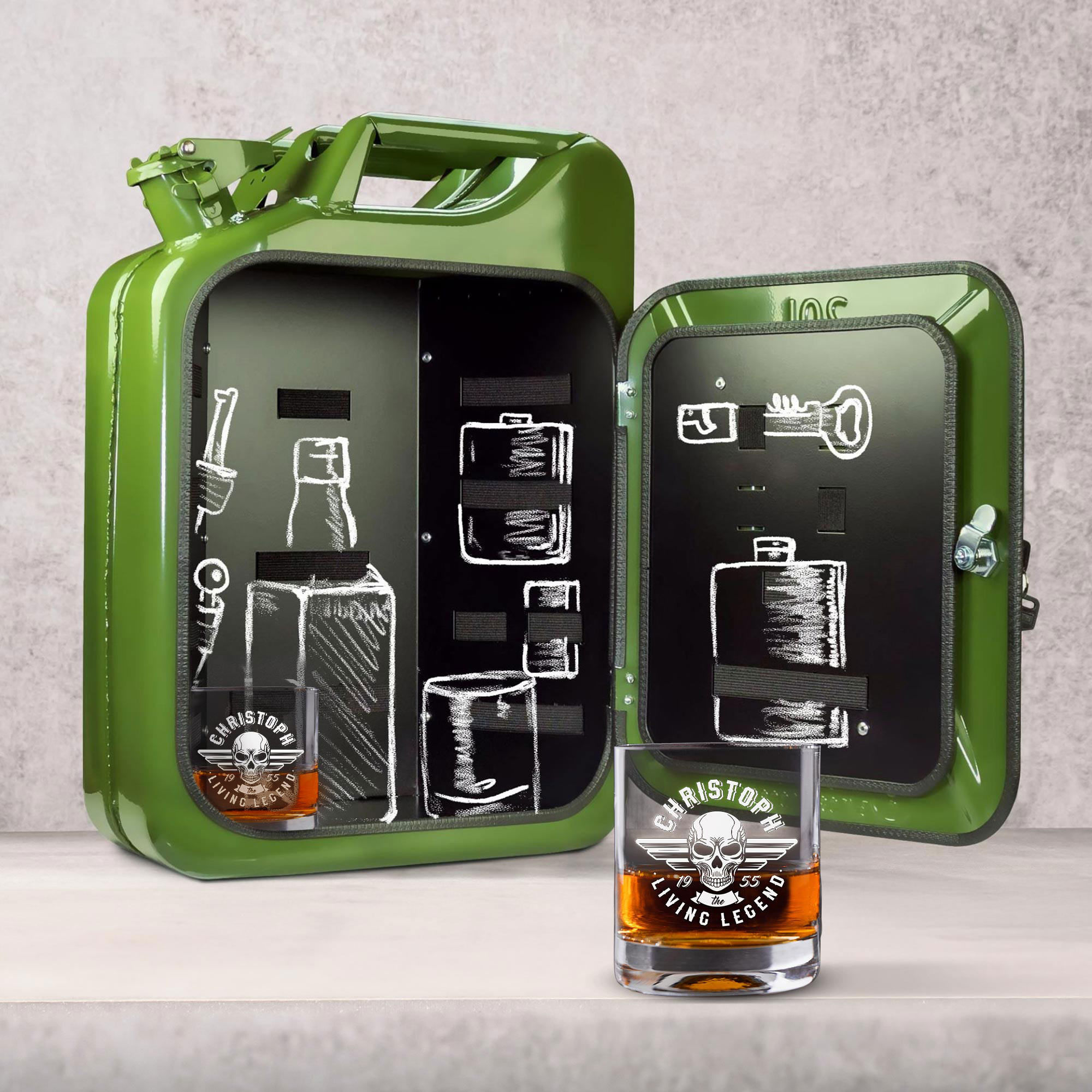 Grüne Kanisterbar mit 2 Whiskygläsern mit Gravur - Totenkopf